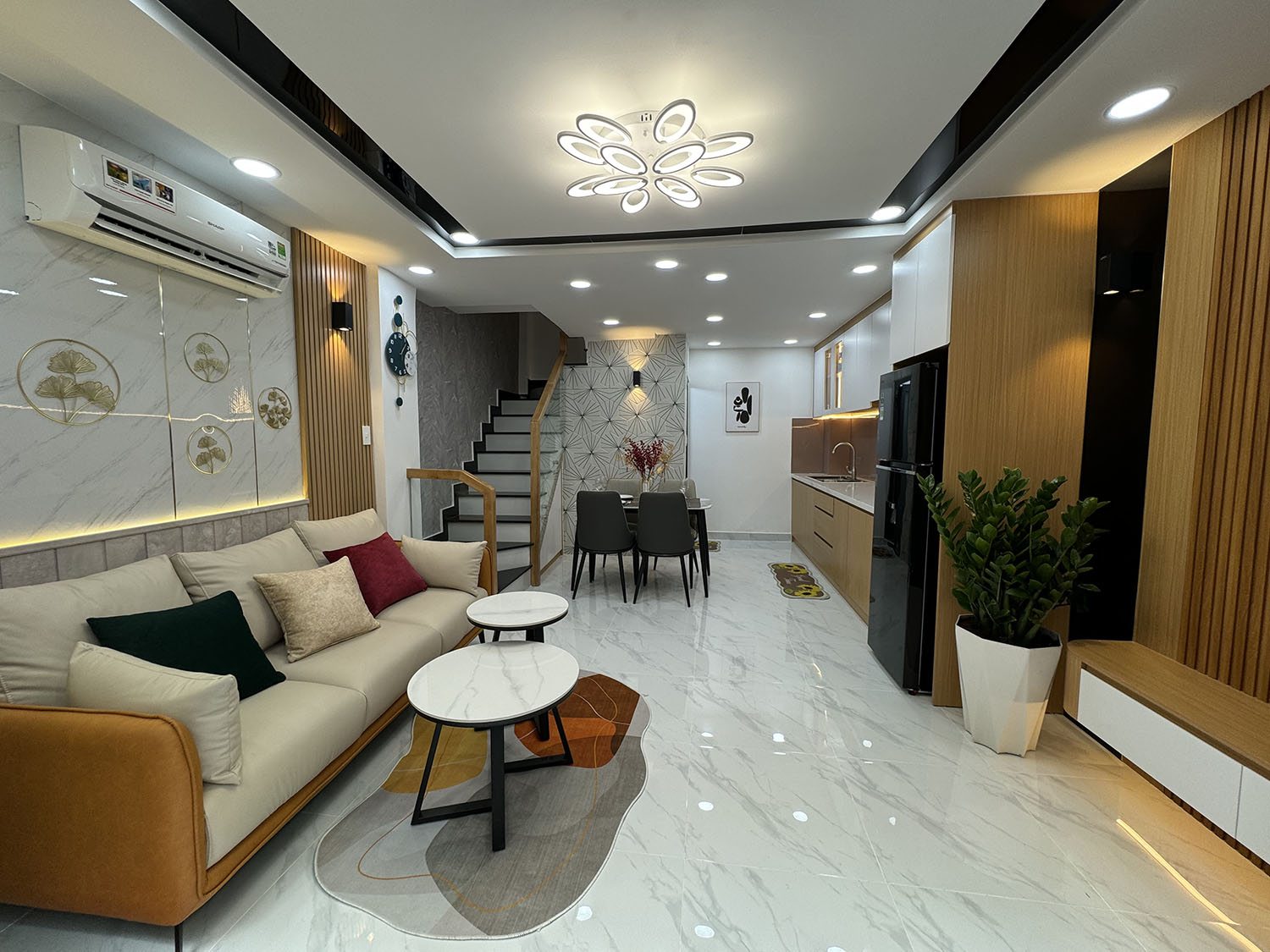 Tuyệt phẩm đẹp lung linh nhà 2 lầu, 03 phòng ngủ full nội thất khu VIP Phan Xích Long - Giá 5,7 tỷ